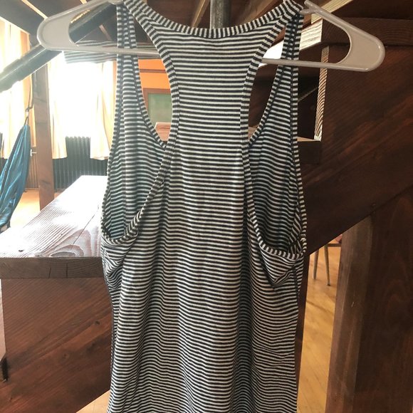 Gap Athletic Tank - Picture 3 of 3